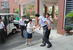 武汉市卫生局局长及三甲医院领导一行莅临康圣达医学检验所参观指导